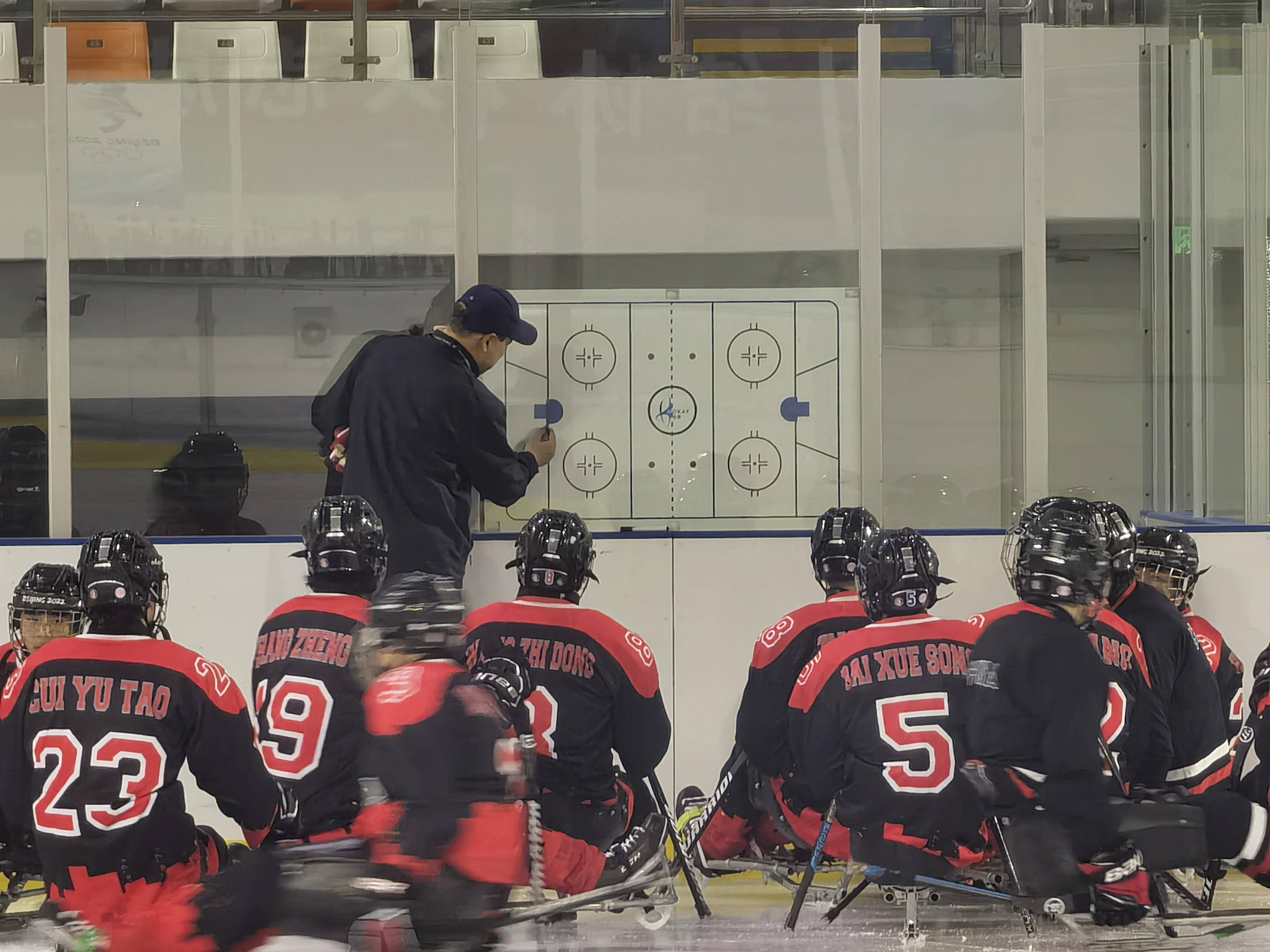 冰球联赛掀起高潮，祁连旋风队鏖战嵩山麒麟队，老将里程碑之夜——目标直指冠军(2024冰城故事感悟收获)-开云登录入口